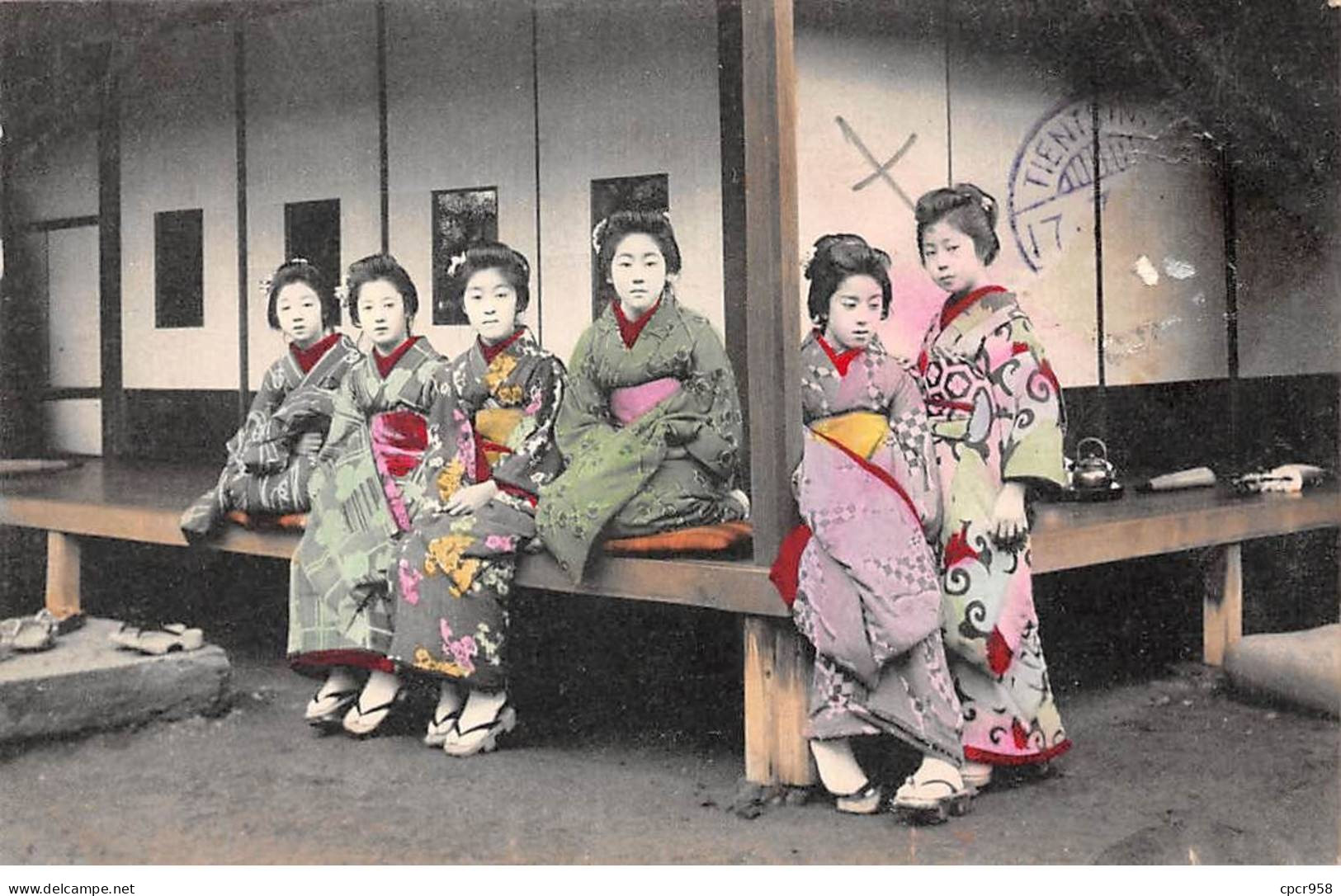 CHINE - SAN36404 - Cachet Tientsin - En L'état - Carte Japonaise - Geishas Assises Sur Un Banc - China