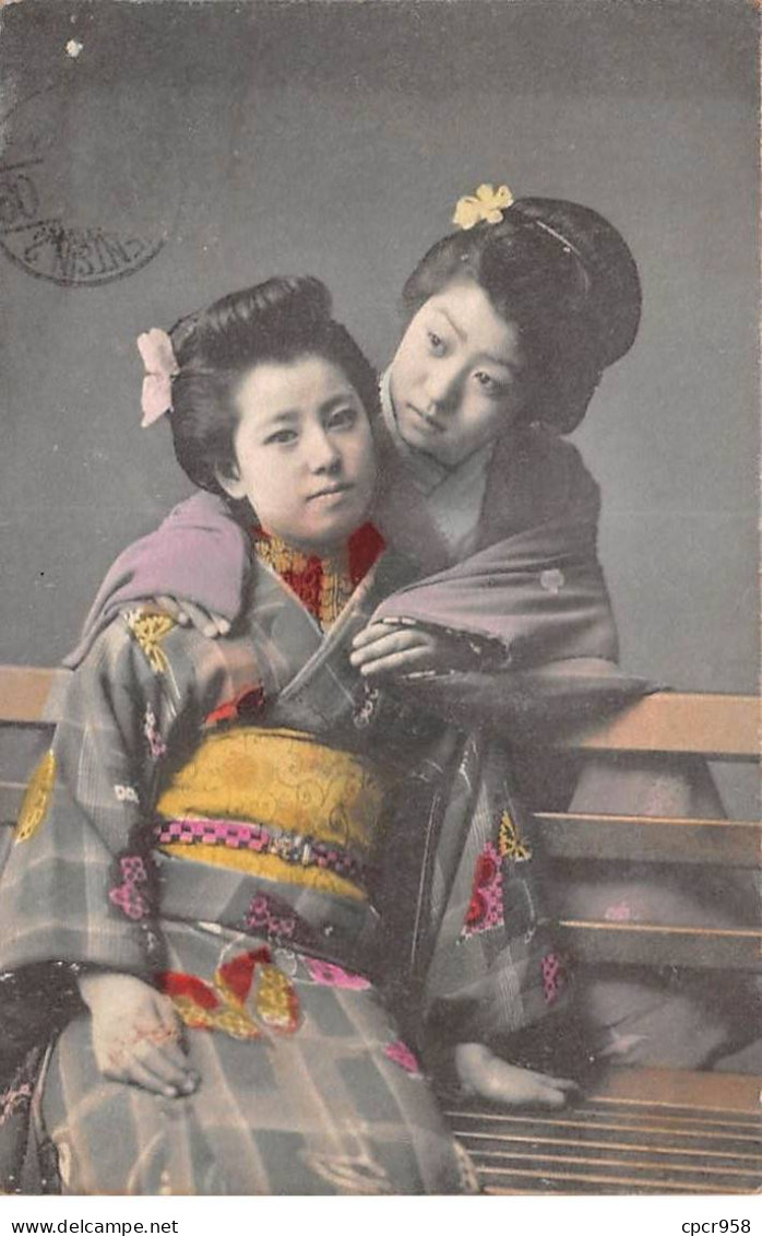 CHINE - SAN36398 - Cachet Tientsin - En L'état - Carte Japonaise - Geishas Assises Sur Un Banc - China