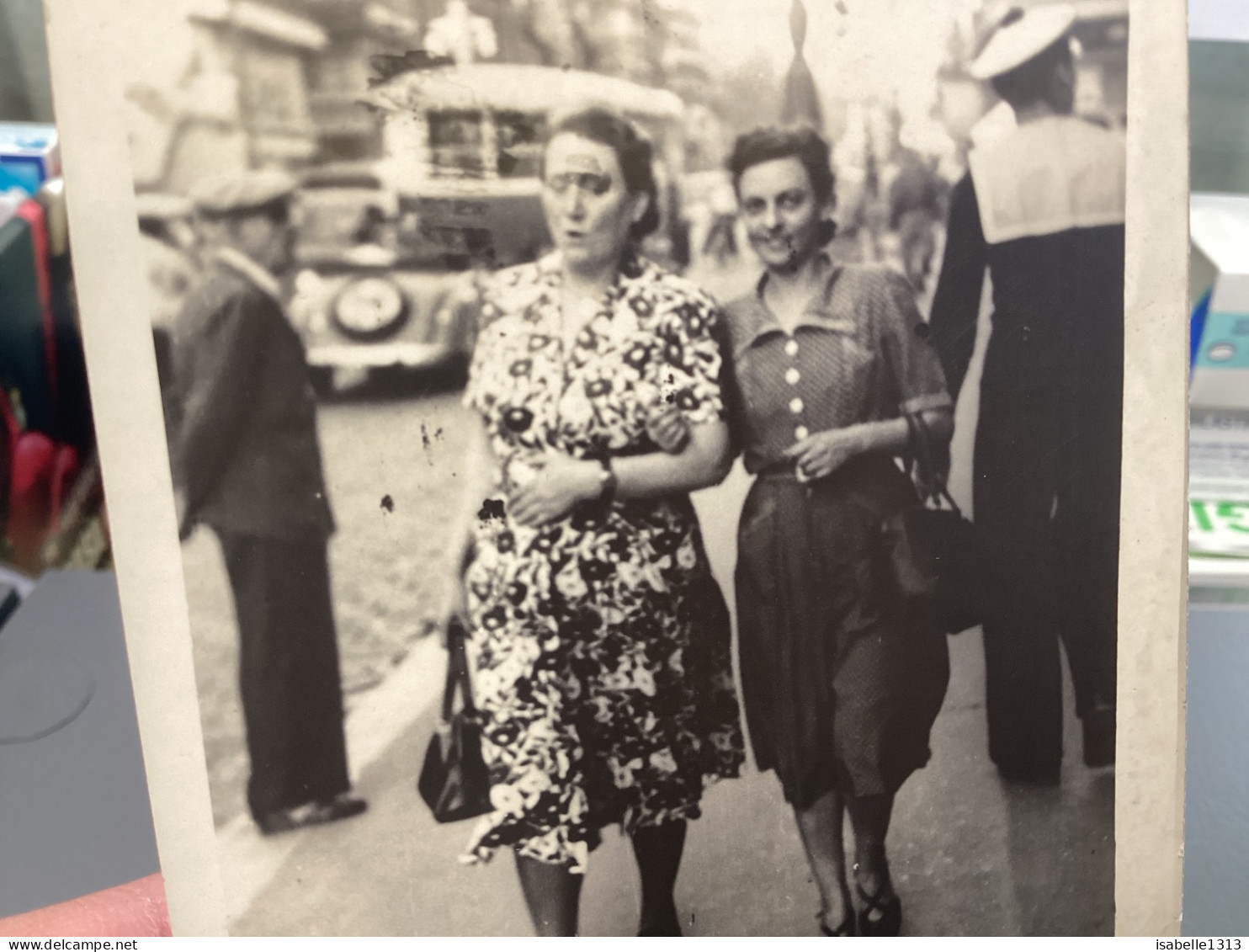 Snapshot 1940 Marseille, Deux Femmes Sur Le Trottoir Qui Marche Marin Derrière Voiture, Bus, Autobus Car Cabriolet - Anonieme Personen