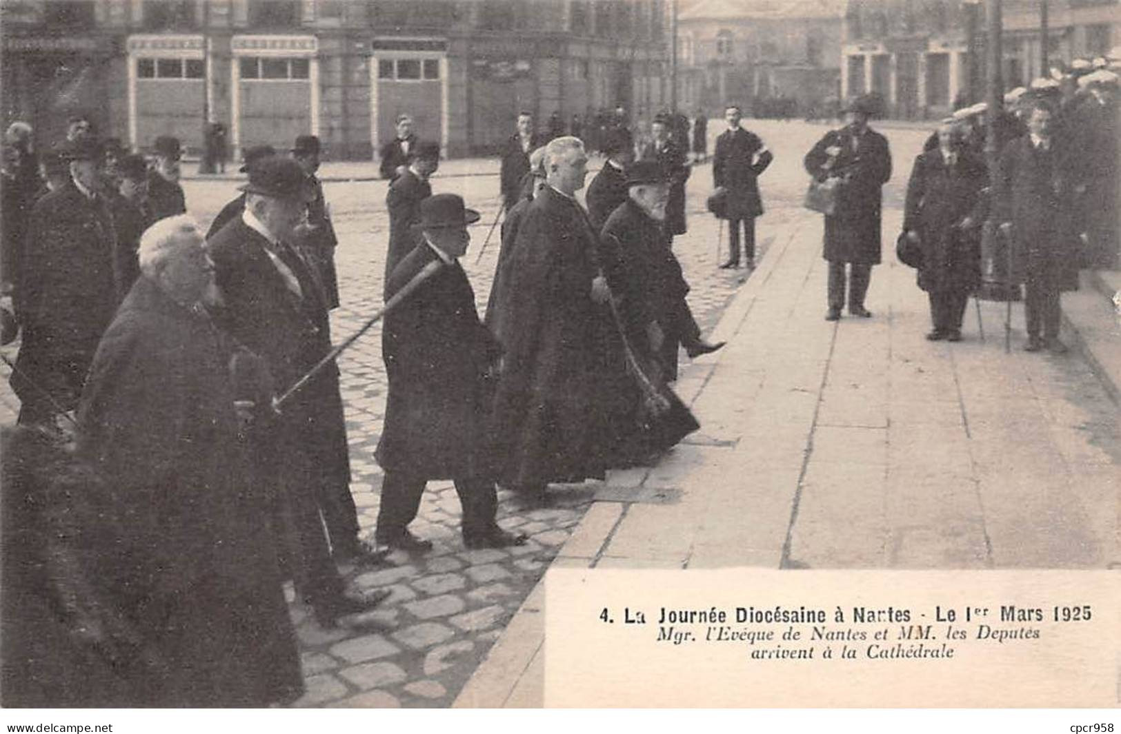 44 - NANTES - SAN37326 - La Journée Diocésaine - Mgr L'Evêque De Nantes Et MM Les Députés Arrivent à La Cathédrale - Nantes