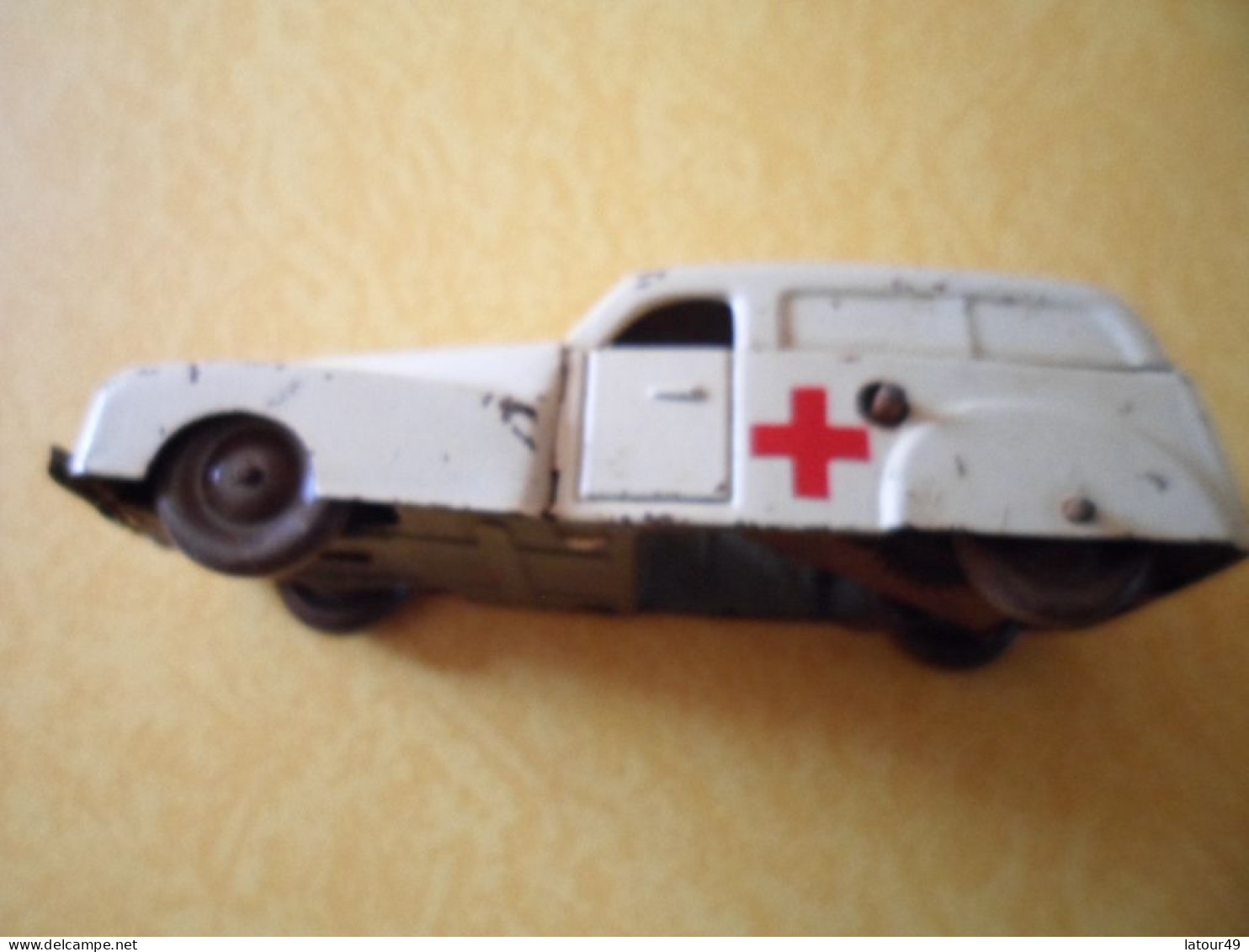 Voiture En Tole  Ambulance Rico A Remonte  Sans La Cle 13 Cm Dans Son Jus - Jouets Anciens