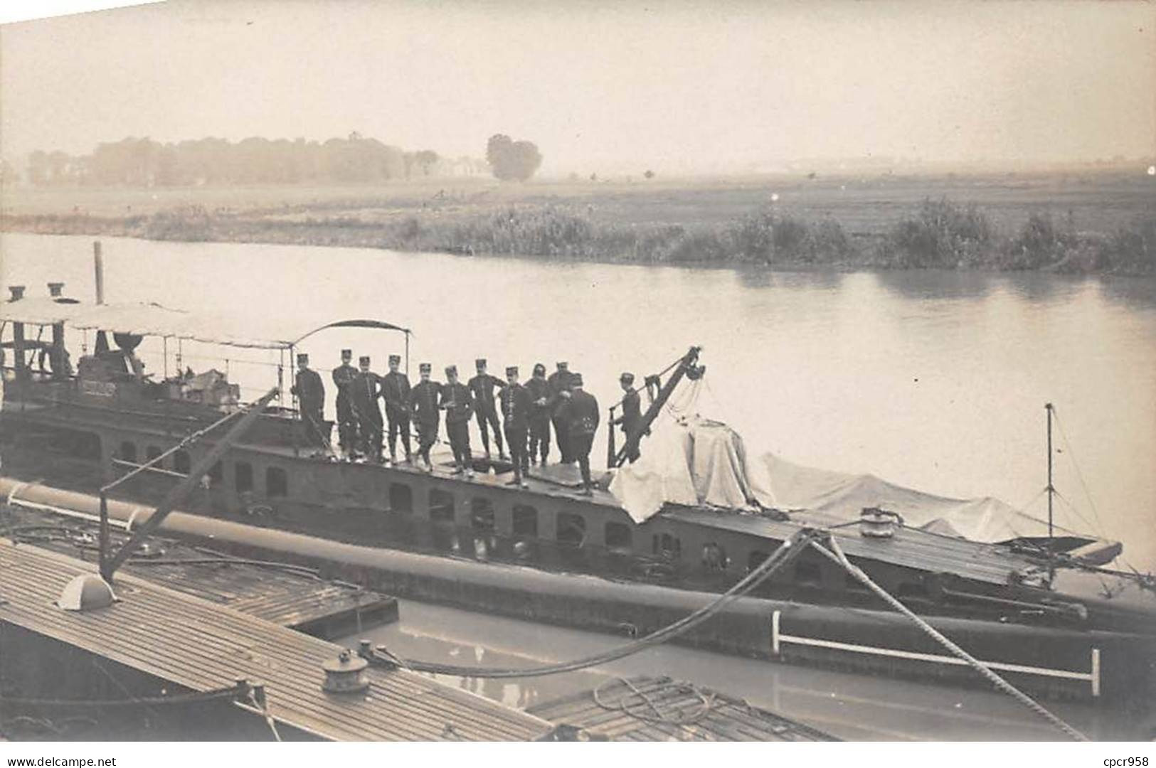 17 - N°83265 - ROCHEFORT - Arsenal De Rochefort - Militaires Sur Le Pont D'un Sous-marin Montgolfier - Carte Photo - Rochefort
