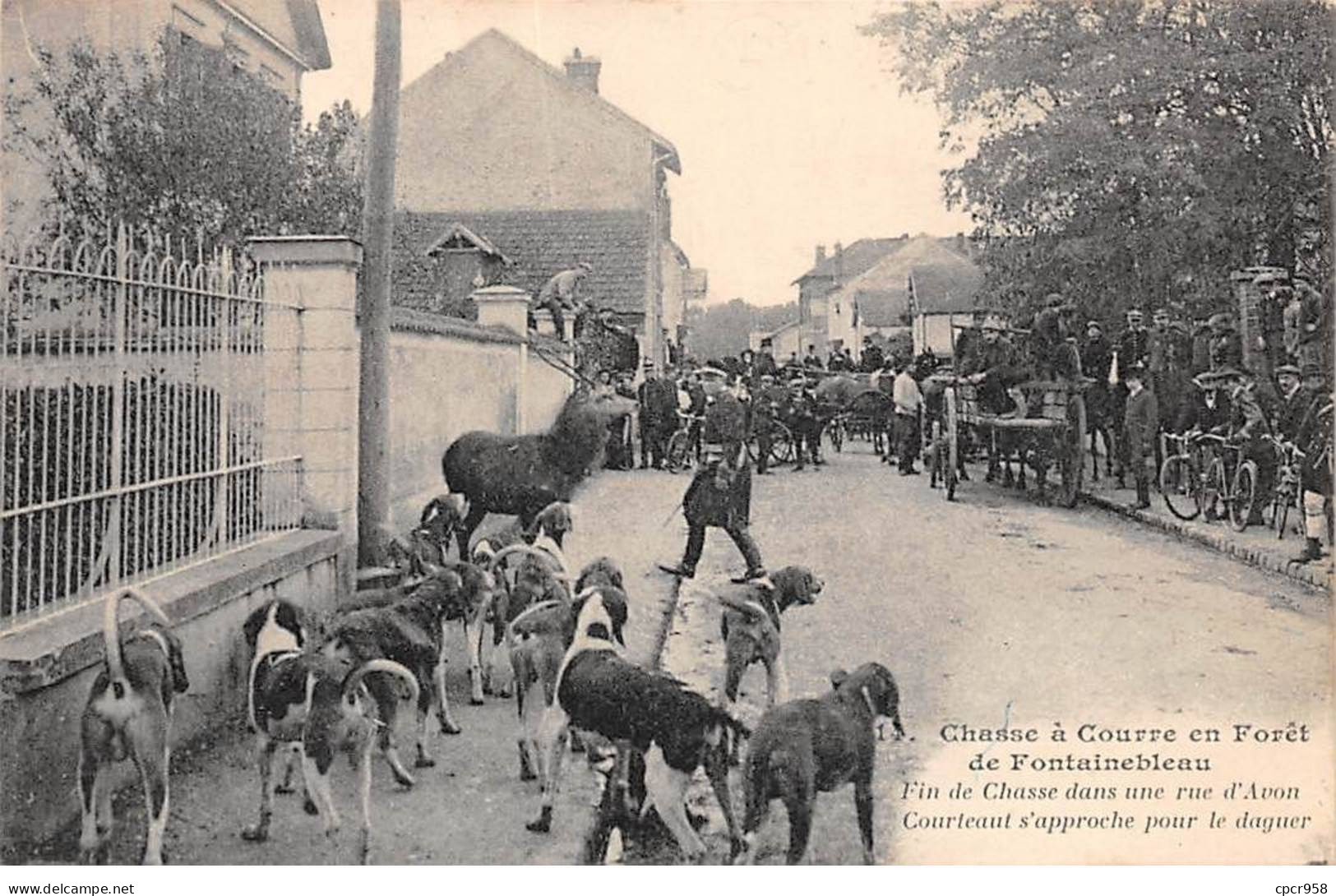 CHASSE - SAN37850 - Chasse à Courre En Forêt De Fontainebleau - Fin D Chasse Dans Une Rue D'Avon - Jagd