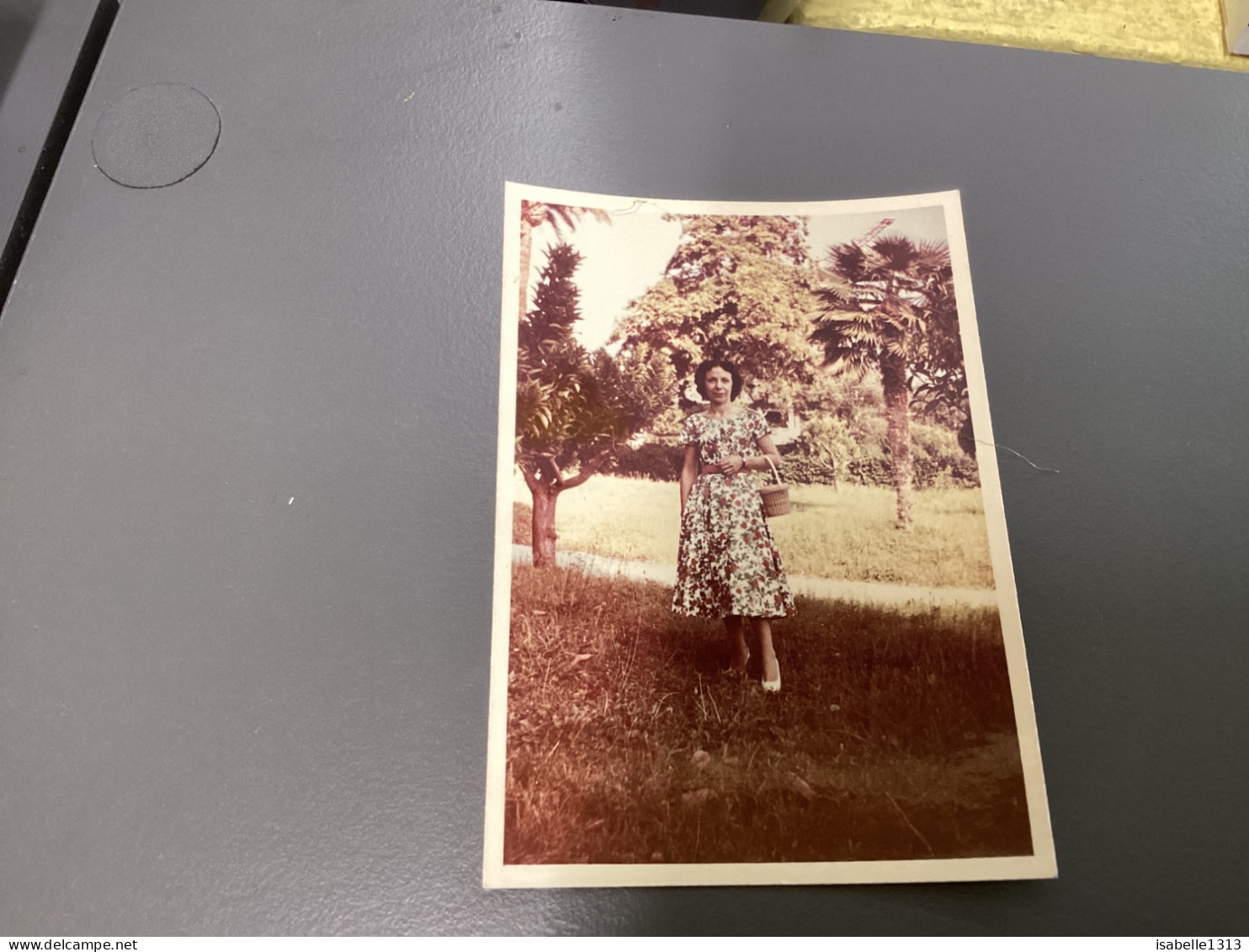 Snapshot 1959 Photo, Couleur Femme En Robe Dans Son Jardin Avec Petit Panier En Osier Chemin Derrière Elle - Anonieme Personen