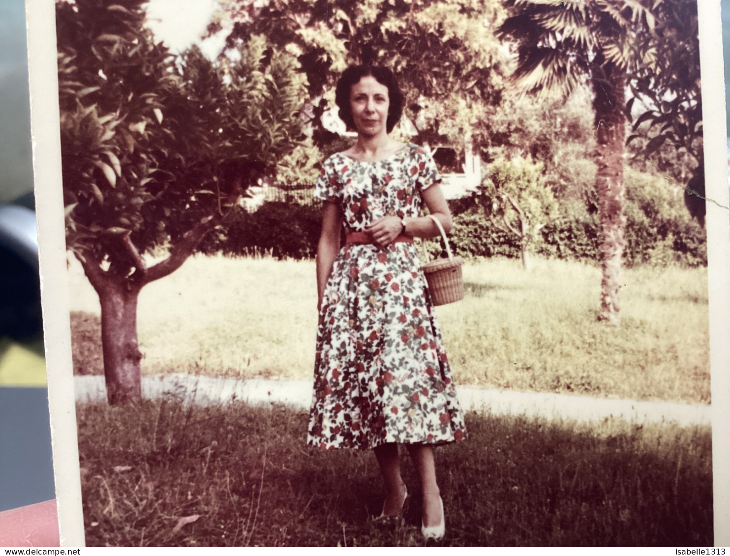 Snapshot 1959 Photo, Couleur Femme En Robe Dans Son Jardin Avec Petit Panier En Osier Chemin Derrière Elle - Anonieme Personen