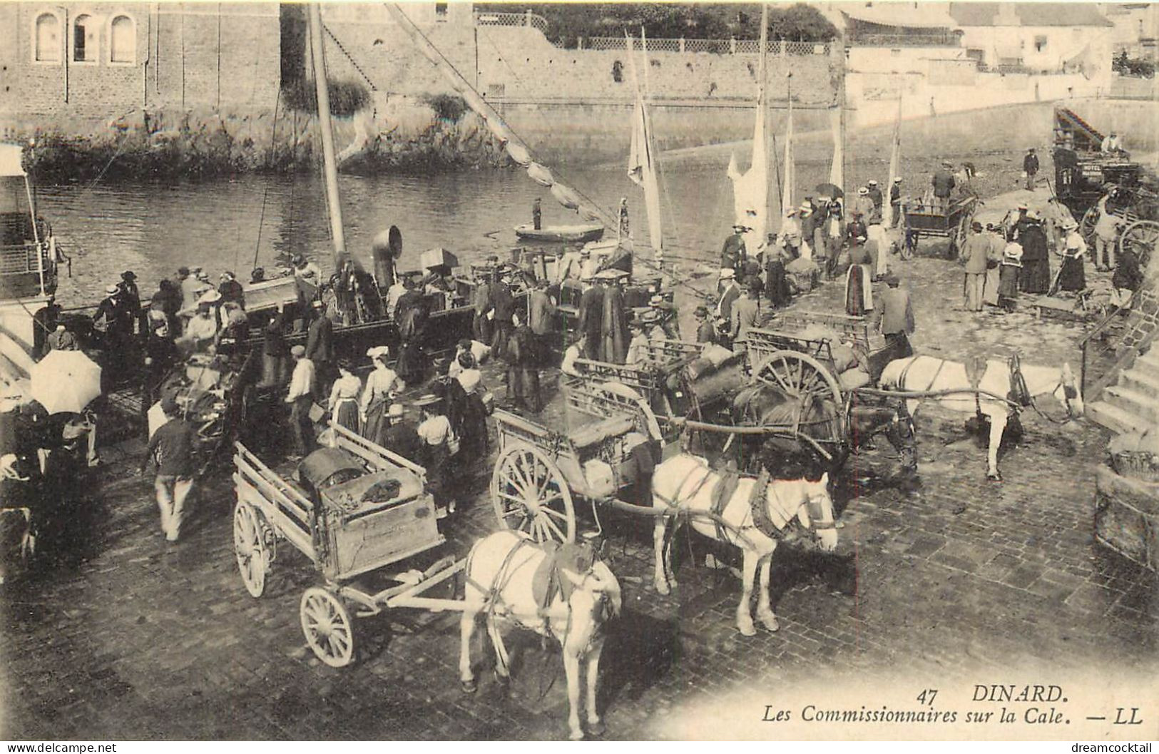 35 DINARD. Les Commissaires Sur La Cale. Bateaux De Pêches Et Attelages Pour Transports Du Poisson - Dinard