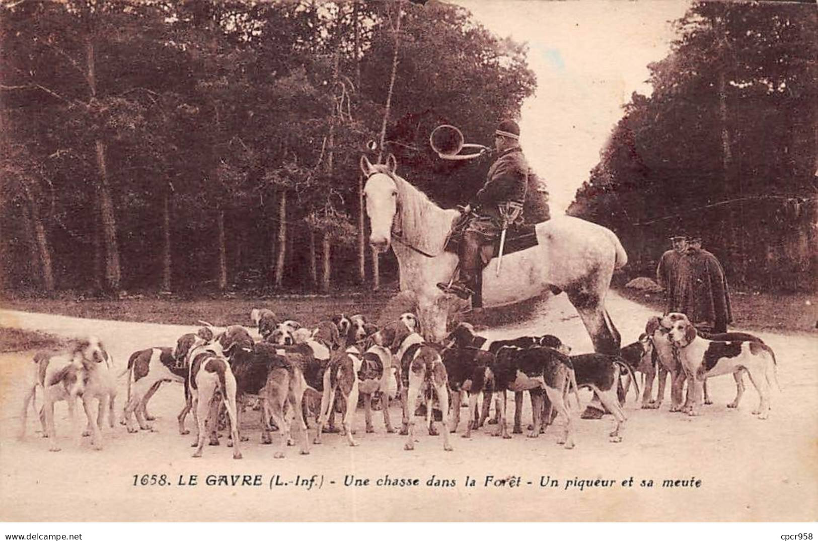 CHASSE - SAN37964 - Le Grave - Une Chasse Dans La Forêt - Un Piqueur Et Sa Meute - Caza