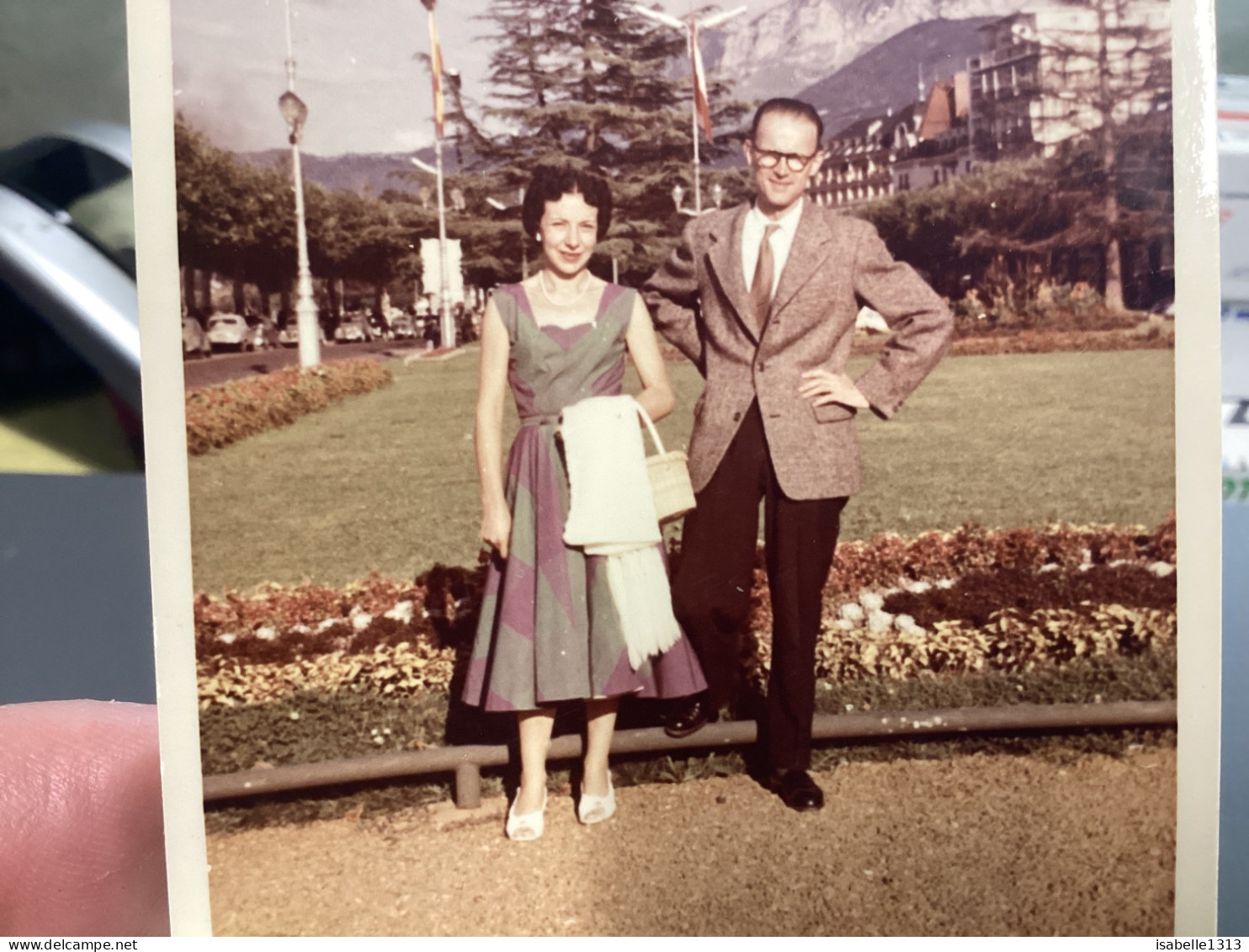 Snapshot 1956 Photo, Couleur Annecy, Femme Dans Un Parc Avec Son Mari Main Sur L’épaule Derrière Montagne Square Jardin - Anonieme Personen