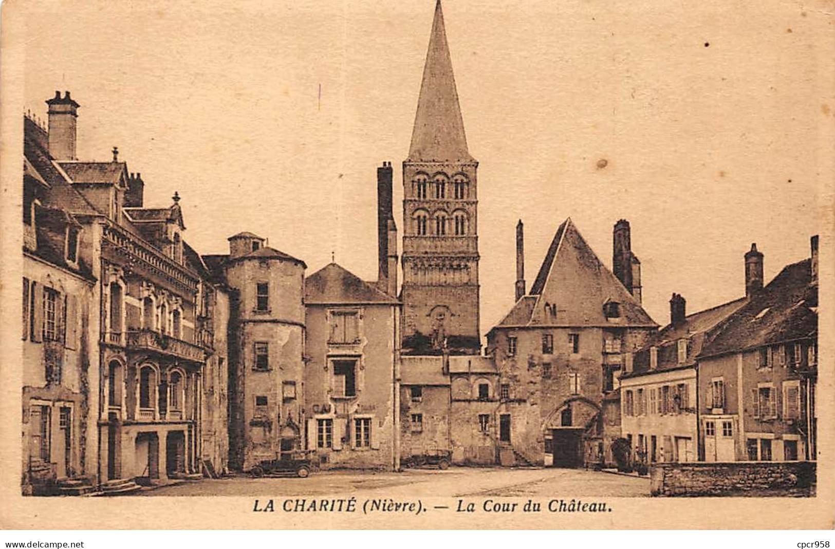 58 - LA CHARITE - SAN38874 - La Cour Du Château - La Charité Sur Loire