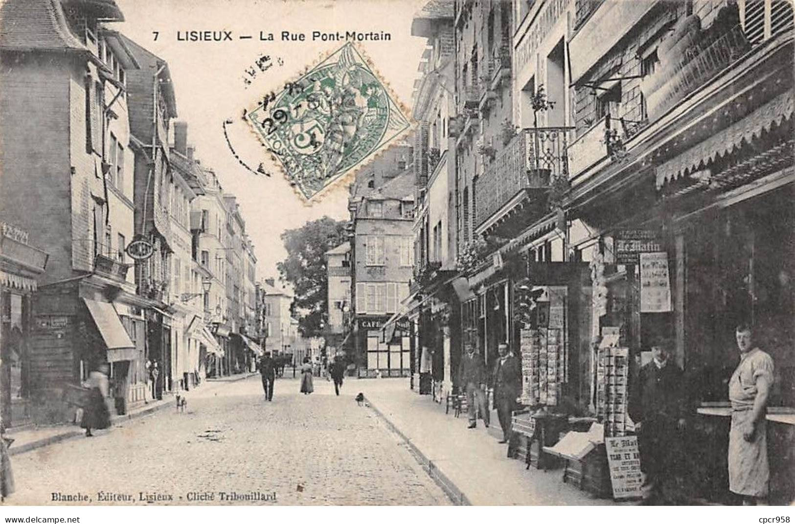 14 - LISIEUX - SAN38737 - La Rue Pont Mortain - Marchand De Carte Postal - Lisieux