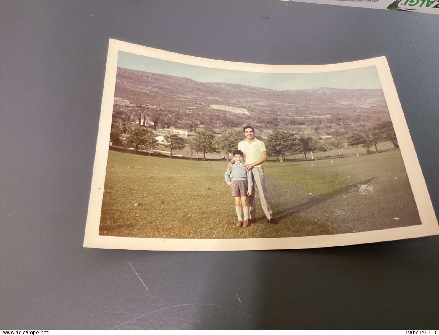 Snapshot 1958 Photo, Couleur Annecy, Homme Dans Un Champ Avec Son Garçon En Culotte, Courte Montagne Derrière - Anonyme Personen