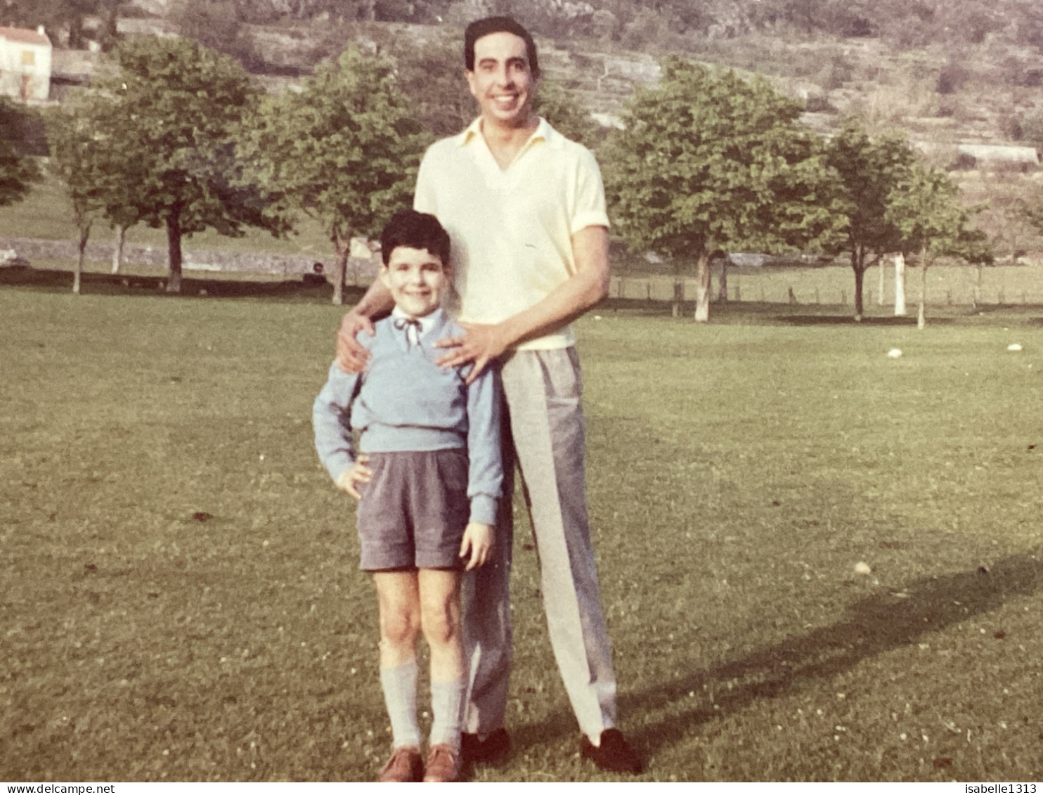 Snapshot 1958 Photo, Couleur Annecy, Homme Dans Un Champ Avec Son Garçon En Culotte, Courte Montagne Derrière - Anonieme Personen