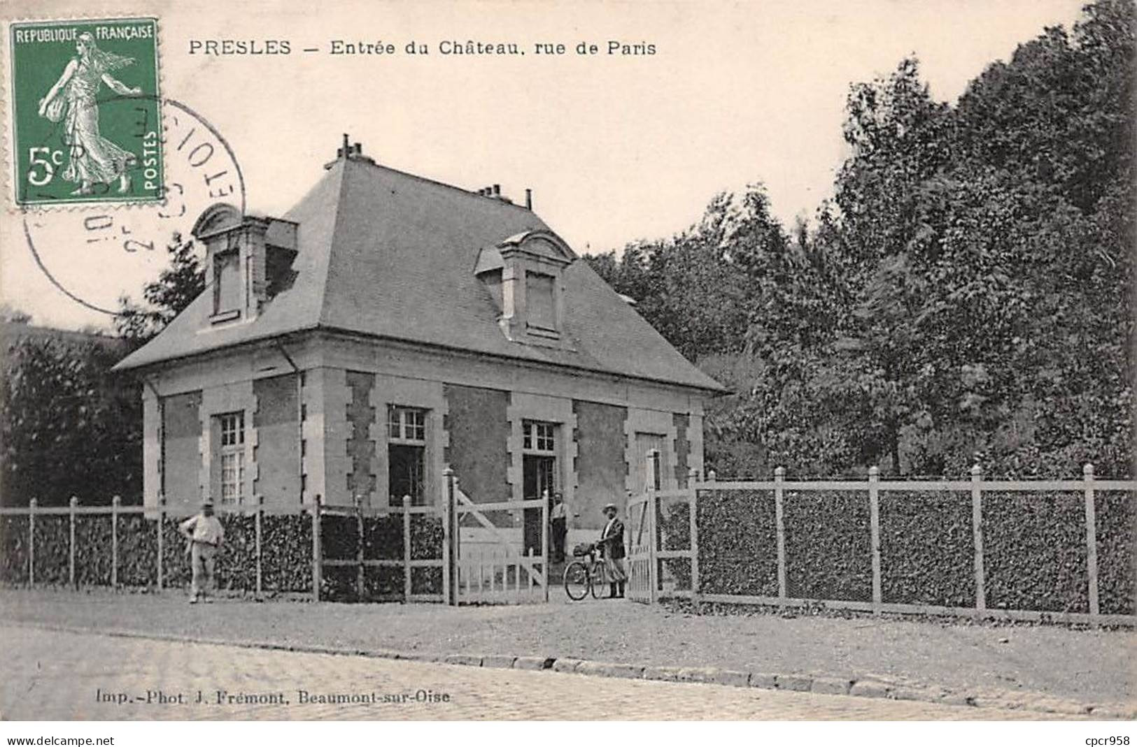 95 - PRESLES - SAN58625 - Entrée Du Château - Rue De Paris - Presles