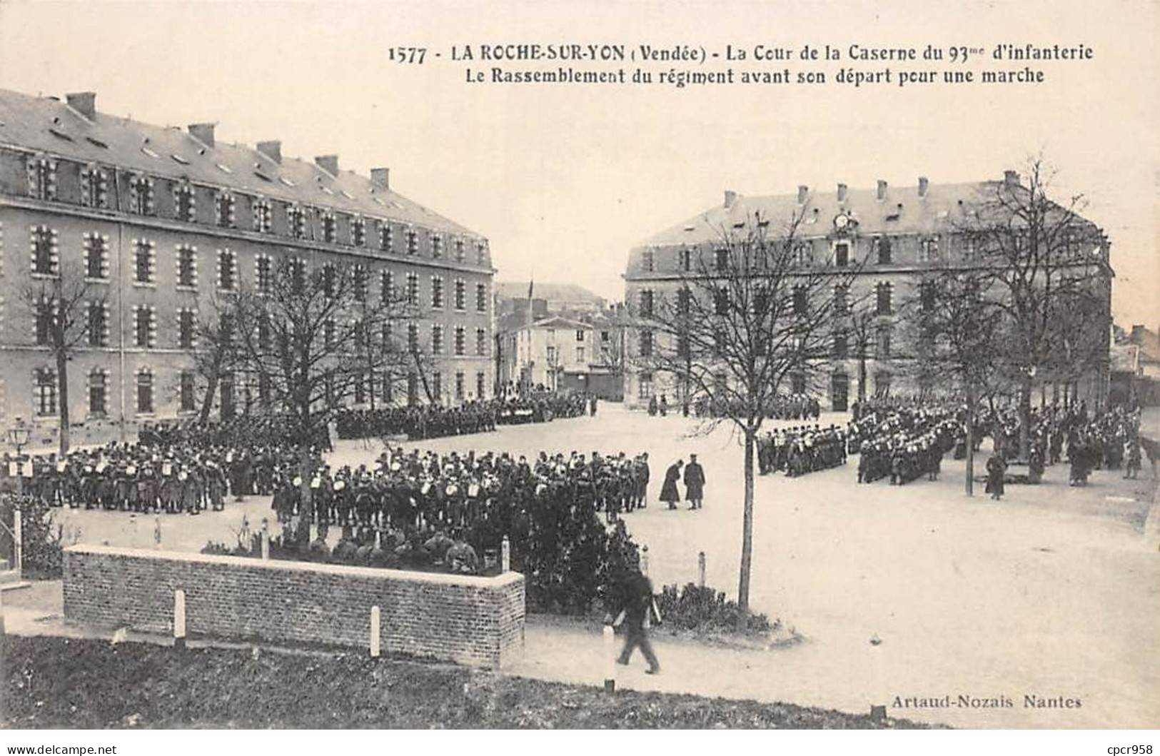 85 - LA ROCHE SUR YON - SAN56011 - La Cour De La Caserne Du 93e D'infanterie - Le Rassemblement Du Régiment Avant... - La Roche Sur Yon