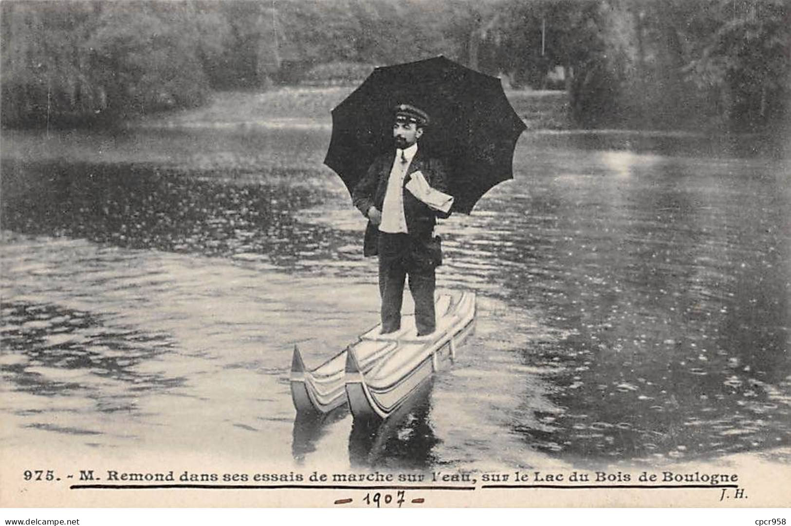 92 - BOULOGNE - SAN56016 - M. Remond Dans Ses Essais De Marche Sur L'eau, Sur Le Lac Du Bois De Boulogne - Boulogne Billancourt