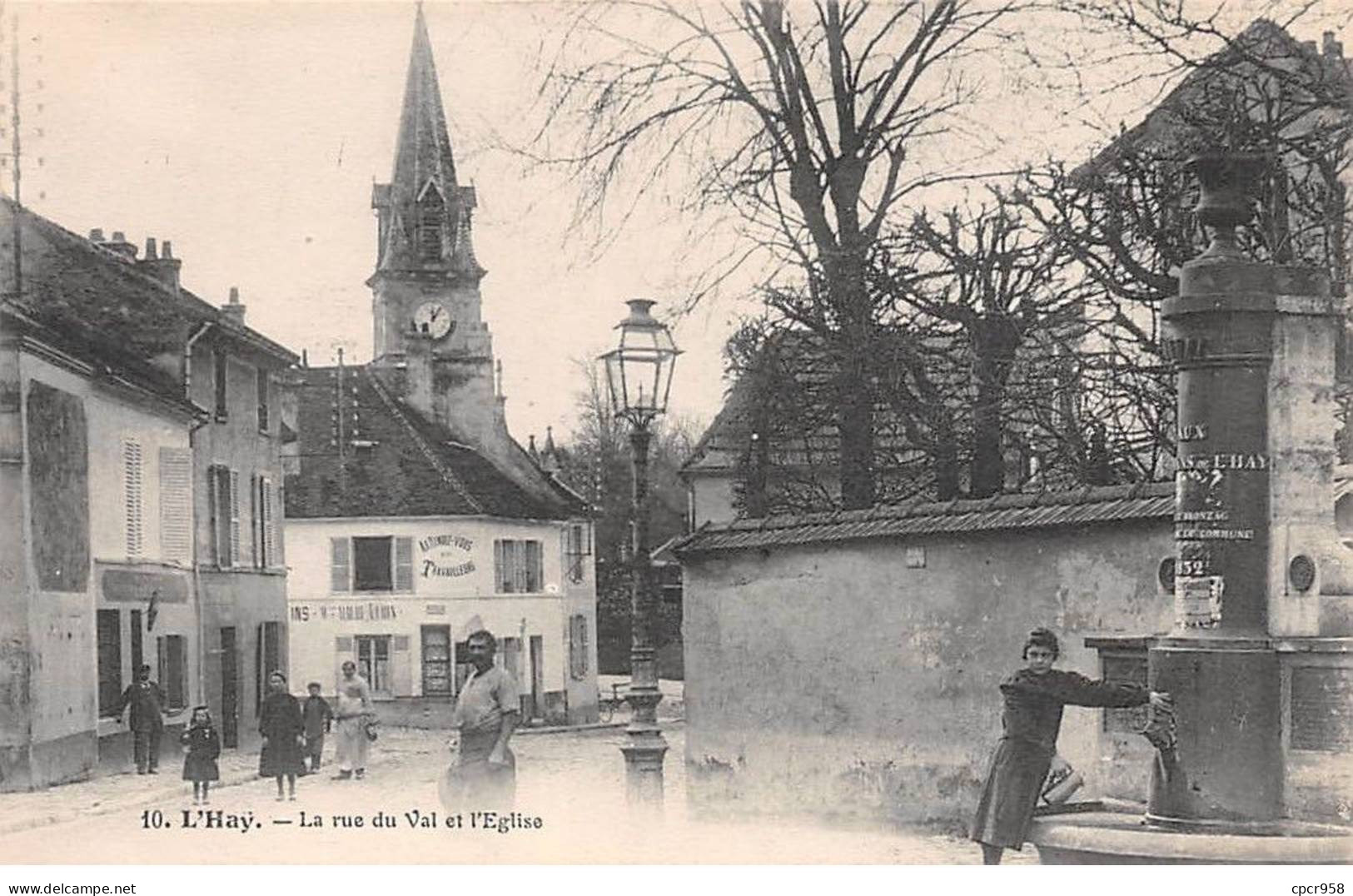 94 - L HAY - SAN56019 - La Rue Du Val Et L'Eglise - L'Hay Les Roses