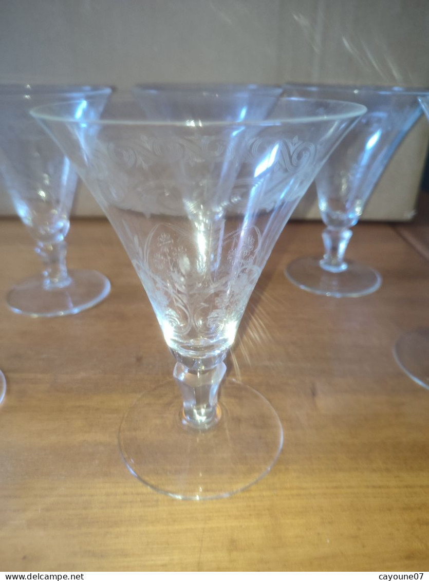 Six Verres à Eau En Cristal Taillé Et Gravé à Décor De Fleurs Et Frise Dans Le Goût De Baccarat St Louis - Glas & Kristal