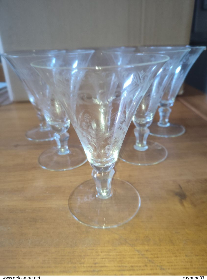 Six Verres à Eau En Cristal Taillé Et Gravé à Décor De Fleurs Et Frise Dans Le Goût De Baccarat St Louis - Verre & Cristal