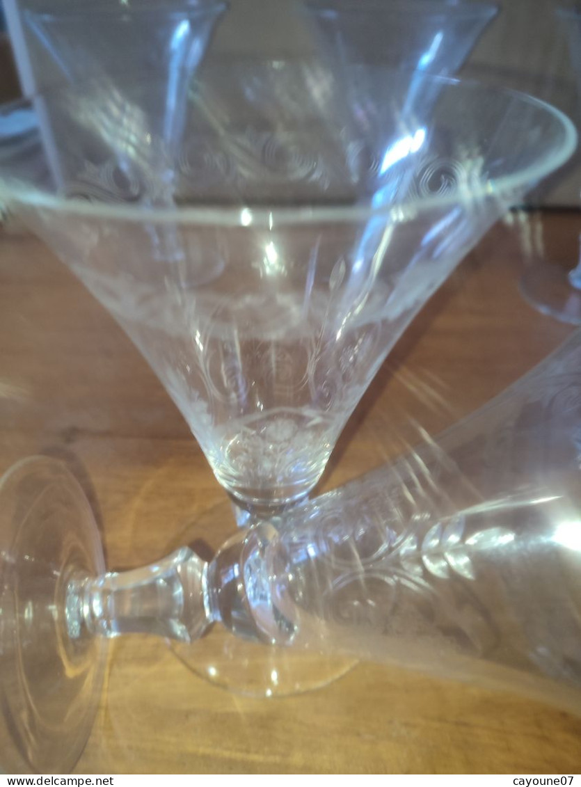 Six verres à eau en cristal taillé et gravé à décor de fleurs et frise dans le goût de Baccarat St Louis