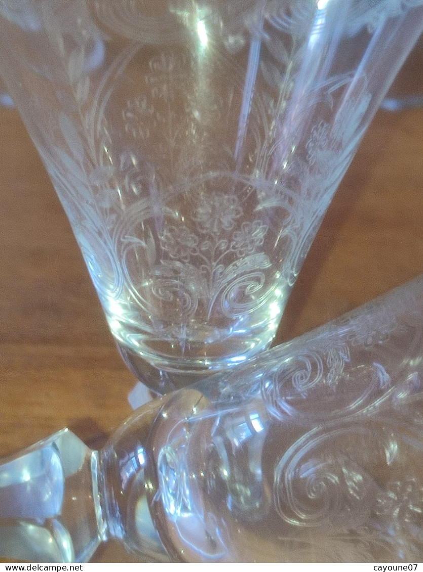 Six verres à eau en cristal taillé et gravé à décor de fleurs et frise dans le goût de Baccarat St Louis