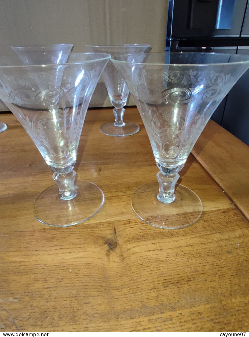 Six verres à eau en cristal taillé et gravé à décor de fleurs et frise dans le goût de Baccarat St Louis