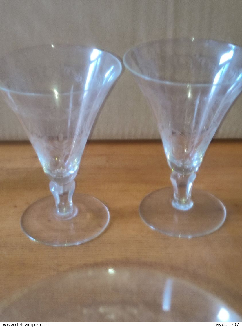 Six verres à eau en cristal taillé et gravé à décor de fleurs et frise dans le goût de Baccarat St Louis