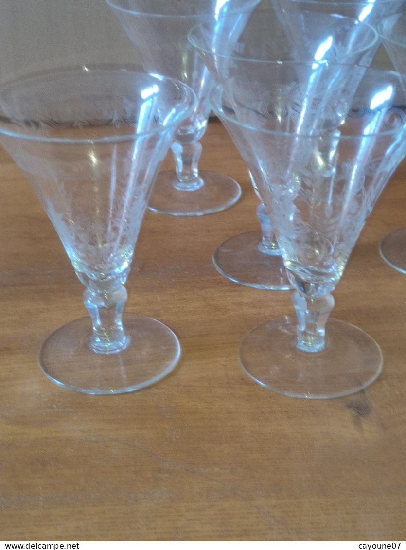 Six verres à eau en cristal taillé et gravé à décor de fleurs et frise dans le goût de Baccarat St Louis