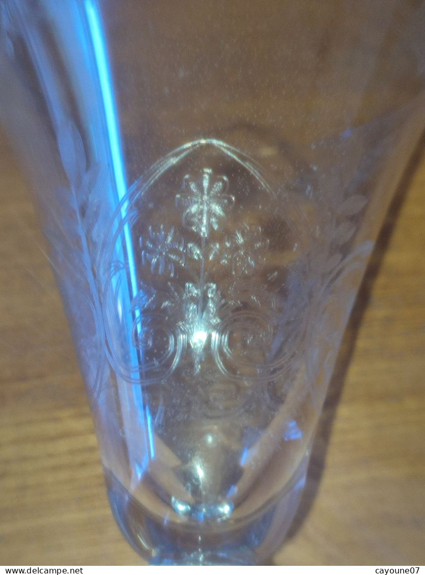 Six verres à eau en cristal taillé et gravé à décor de fleurs et frise dans le goût de Baccarat St Louis