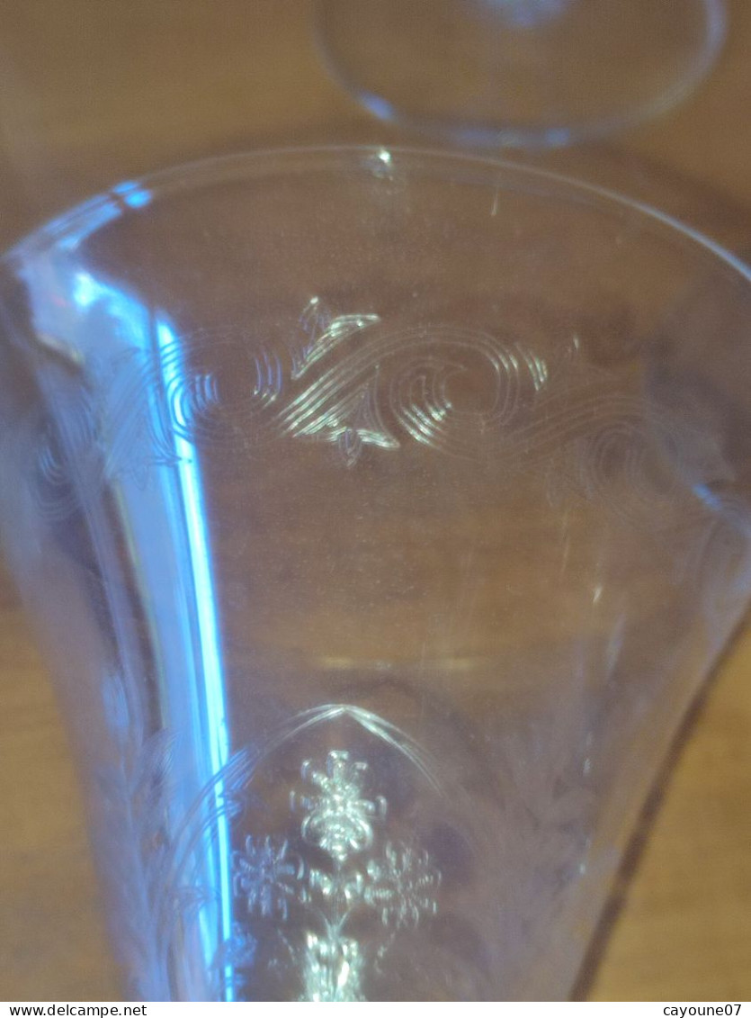 Six verres à eau en cristal taillé et gravé à décor de fleurs et frise dans le goût de Baccarat St Louis