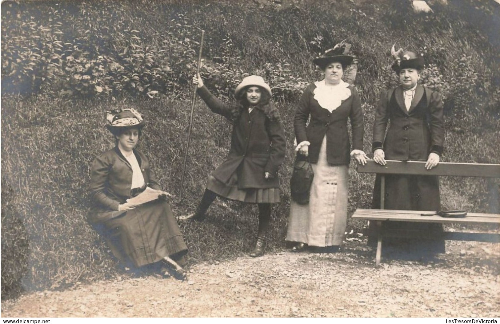 CARTE PHOTO - Trois Dames Et Une Jeune Fille -  Animé - Carte Postale Ancienne - Fotografía