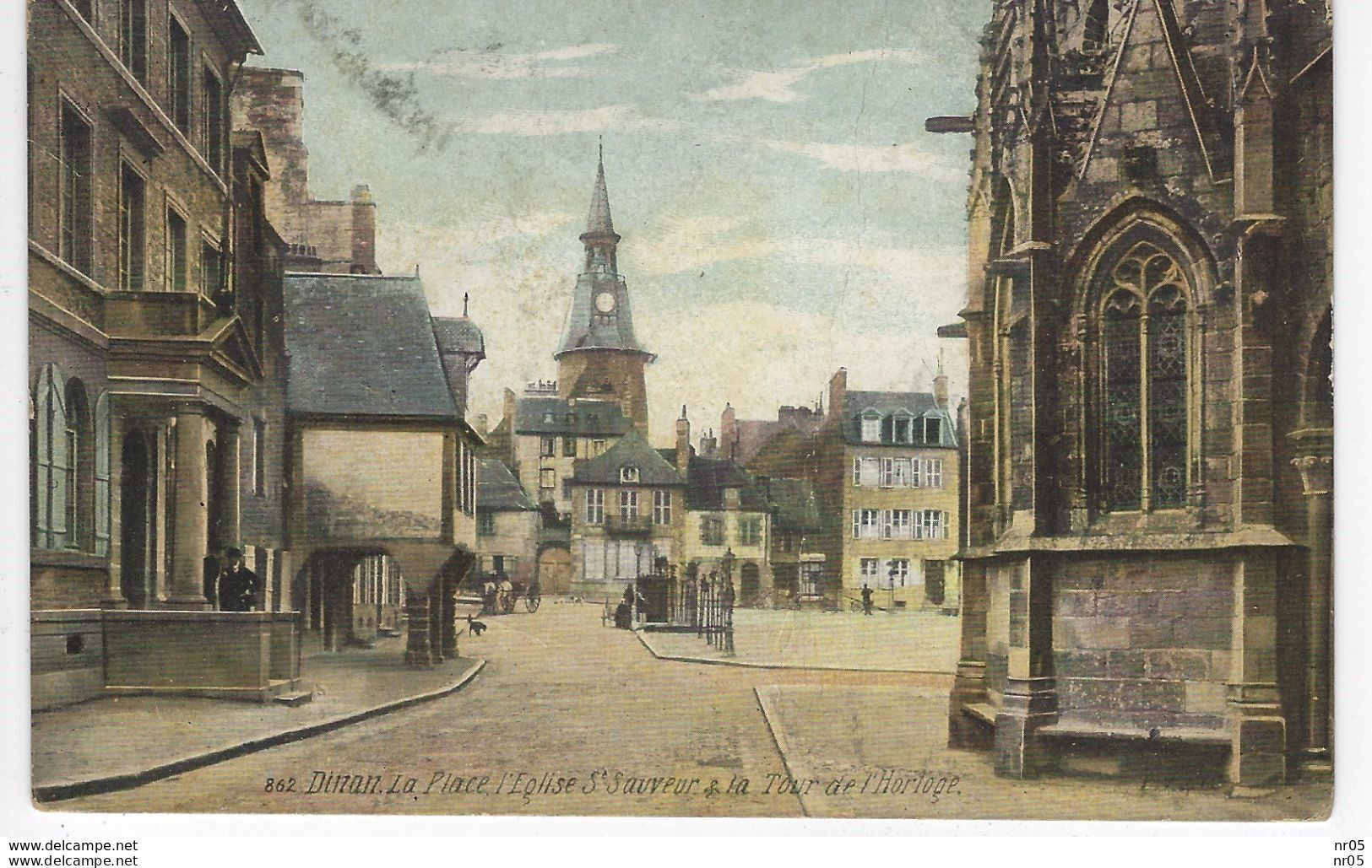 22 - DINAN    ( Cotes D'Armor  ) - La Place, L'Eglise Saint Sauveur Et La Tour De L'Horloge - Dinan