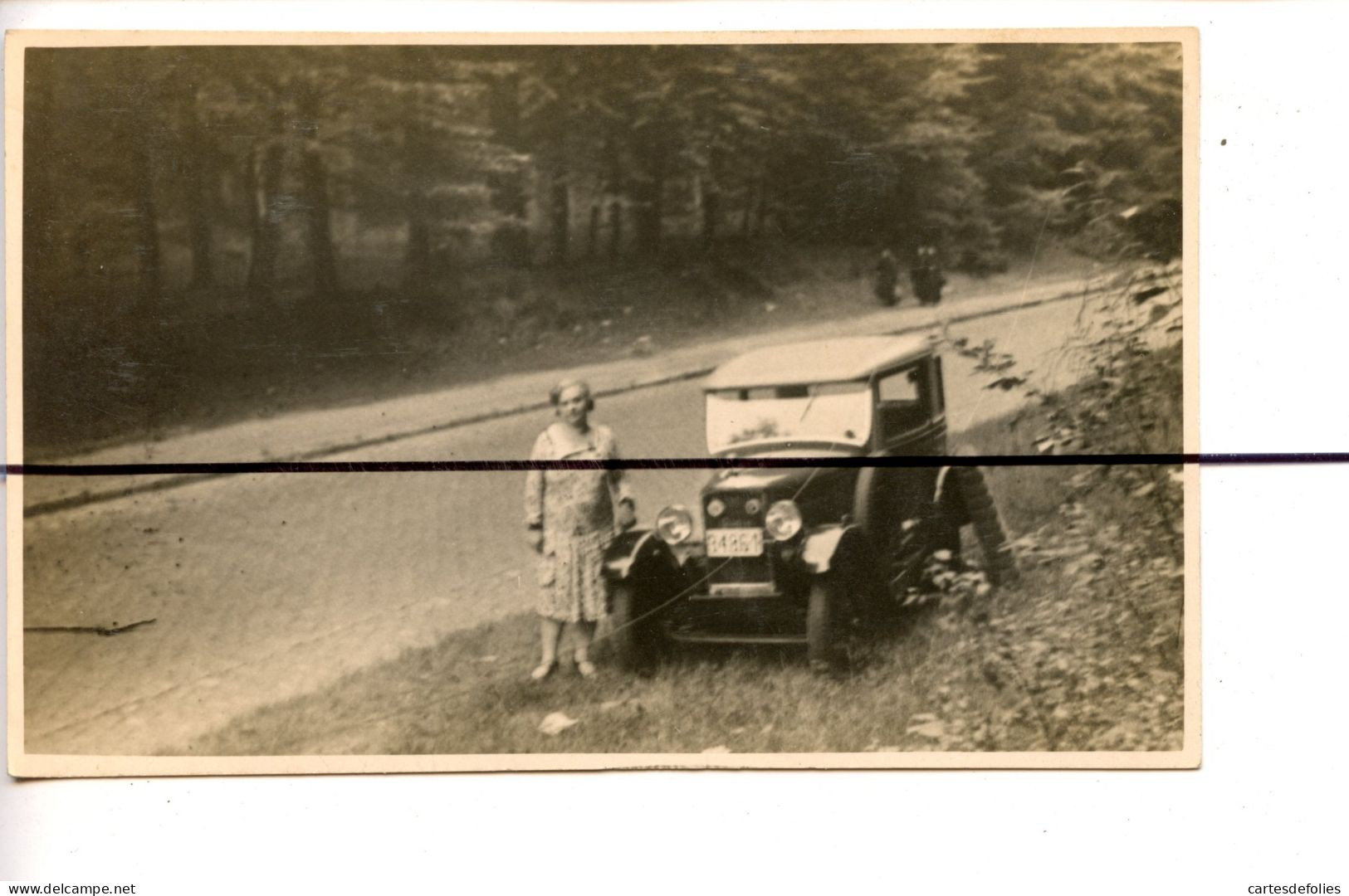 Carte Photo ? CPA A Identifier. Automobile. Véhicule, Ancienne Voiture , Une Femme A Cote D'une Voiture - Fotografía