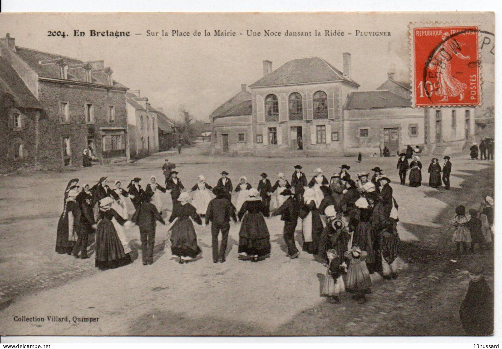 Carte Postale Ancienne Pluvigner - Sur La Place De La Mairie. Une Noce Dansant La Ridée - Danse, Mariage - Pluvigner