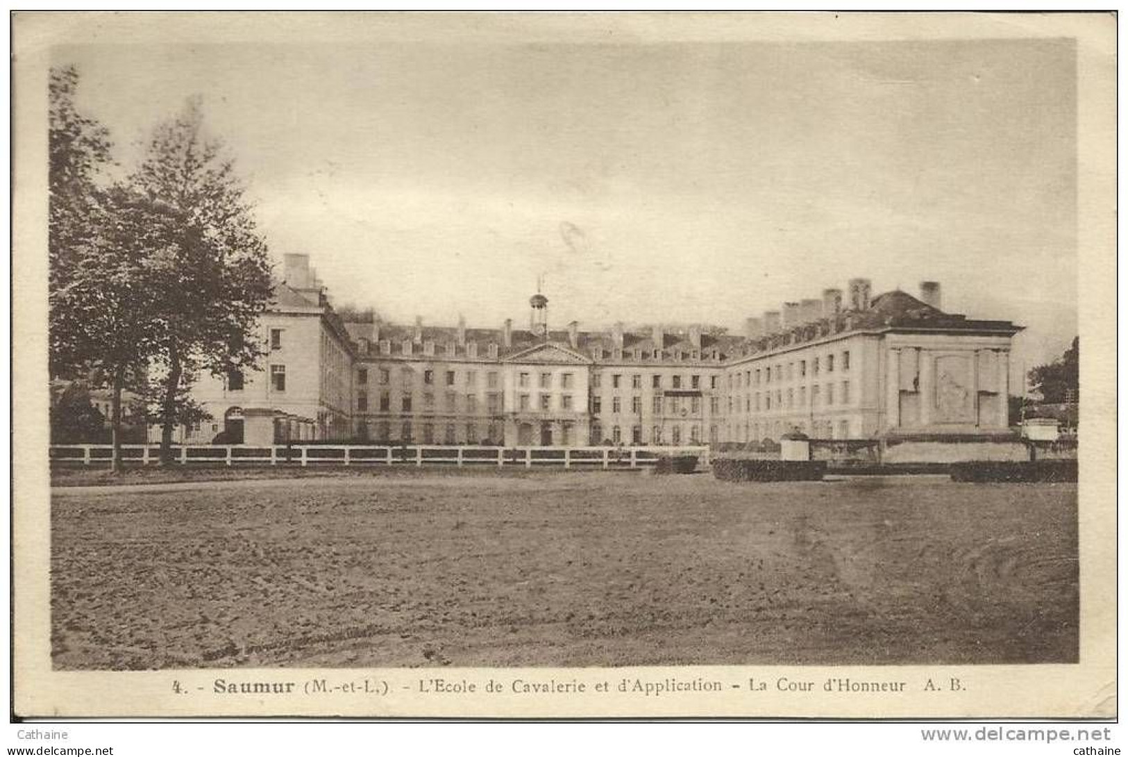 49. SAUMUR . L ECOLE DE CAVALERIE ET D APPLICATION . LA COUR D HONNEUR - Saumur