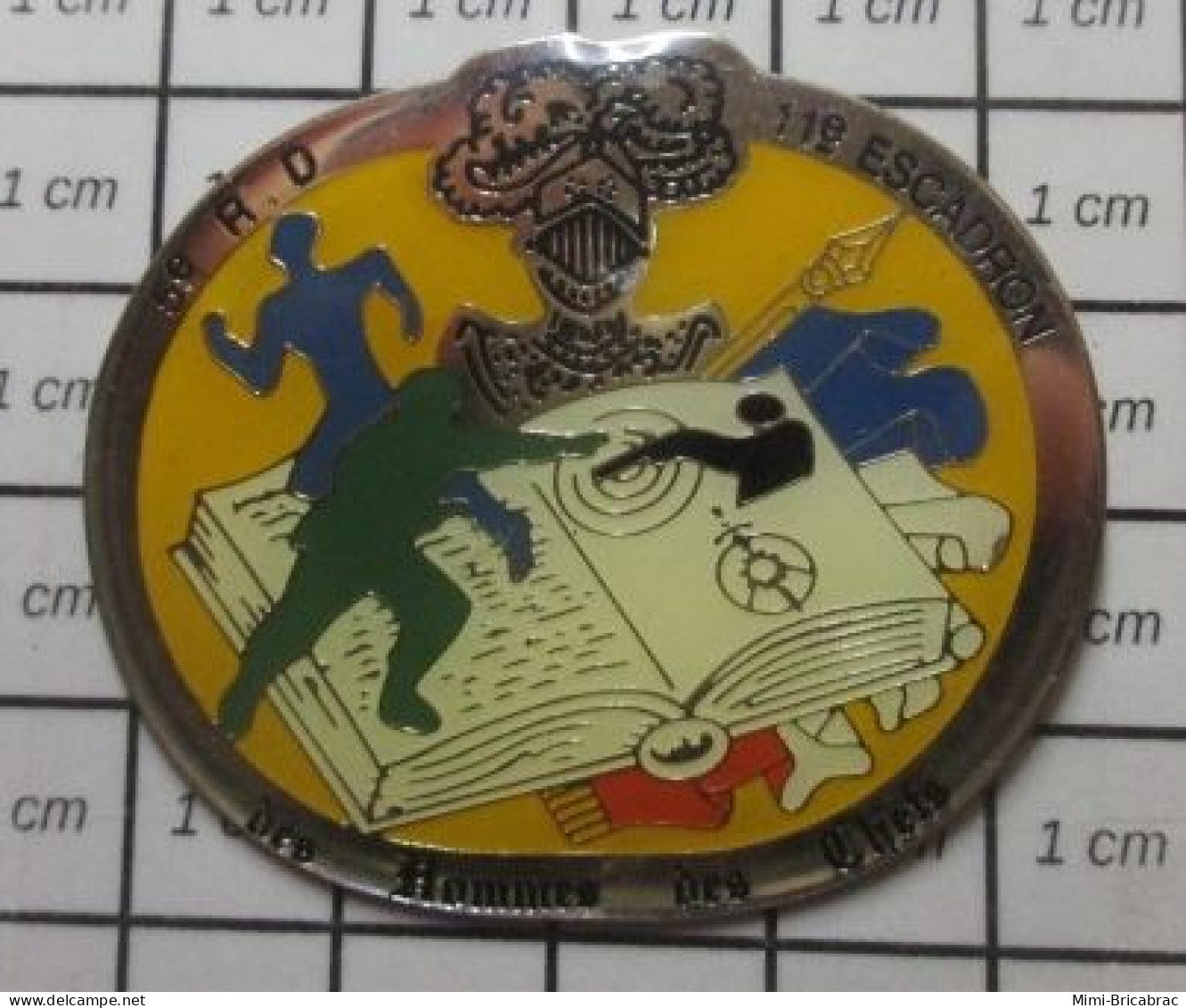 2219 Pin's Pins / Beau Et Rare : MILITARIA / GENDARMERIE ? 6e RD 11e ESC. DES HOMMES DES CHEFS Y'a Pas D'femmes, Chef ? - Militaria