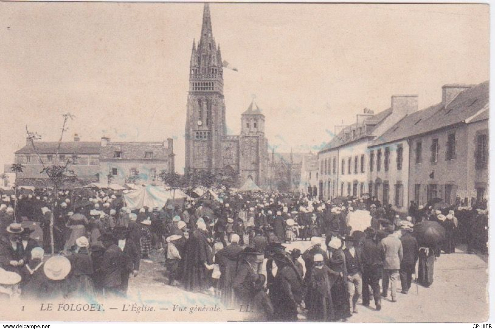 29 - LE FOLGOET - VUE GENERALE  JOUR DE FOIRE OU MARCHE SUR LA PLACE DE L'EGLISE - Le Folgoët