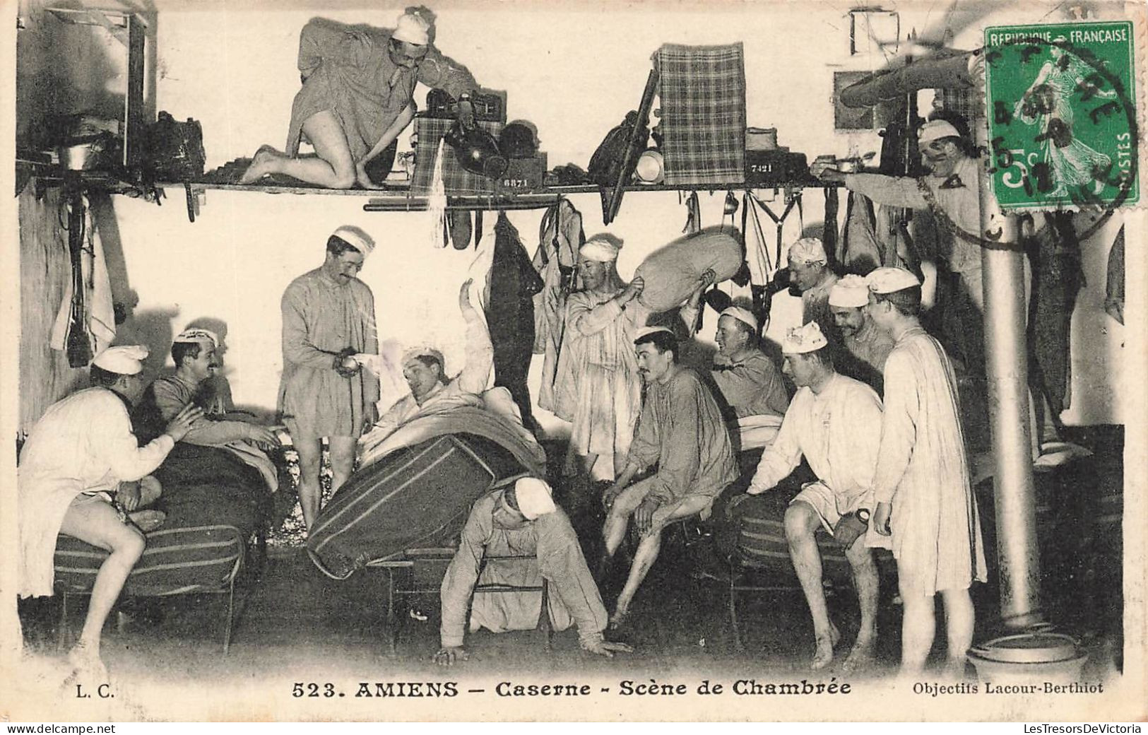 FRANCE - Amiens - Caserne - Scène De Chambrées - Vue Générale - Animé - Carte Postale Ancienne - Amiens