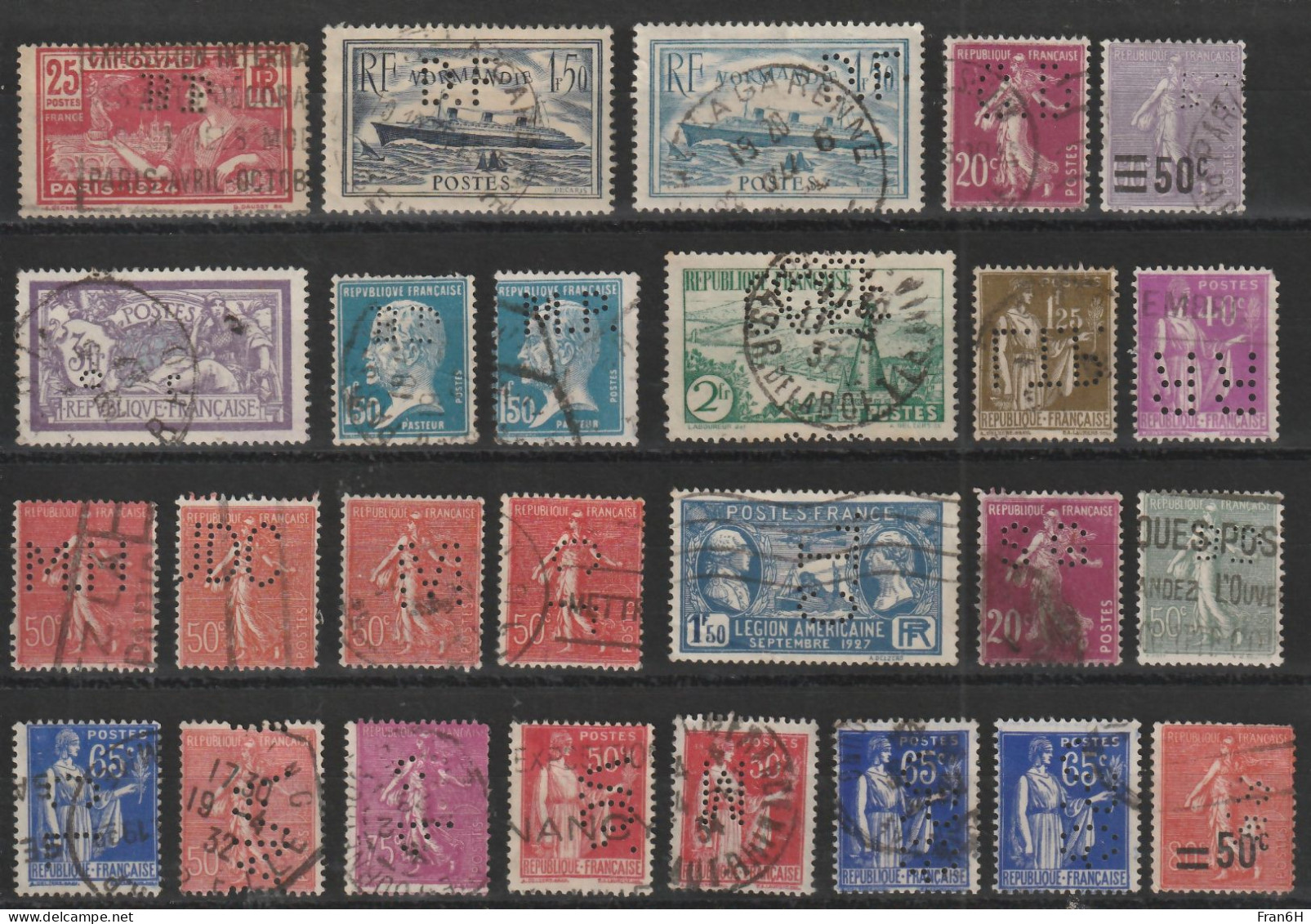 Lot De 26 Timbres Perforés - Usados