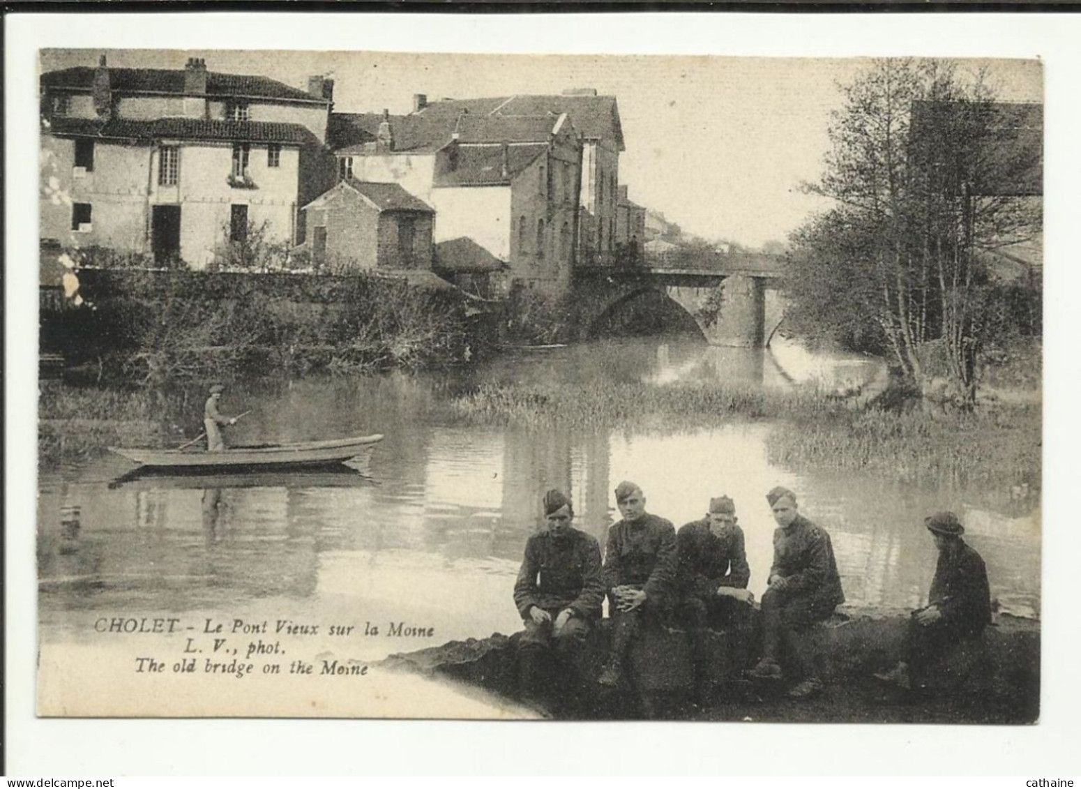 49 . CHOLET .  LE PONT VIEUX SUR LA MOINE . LES SOLDATS . - Cholet