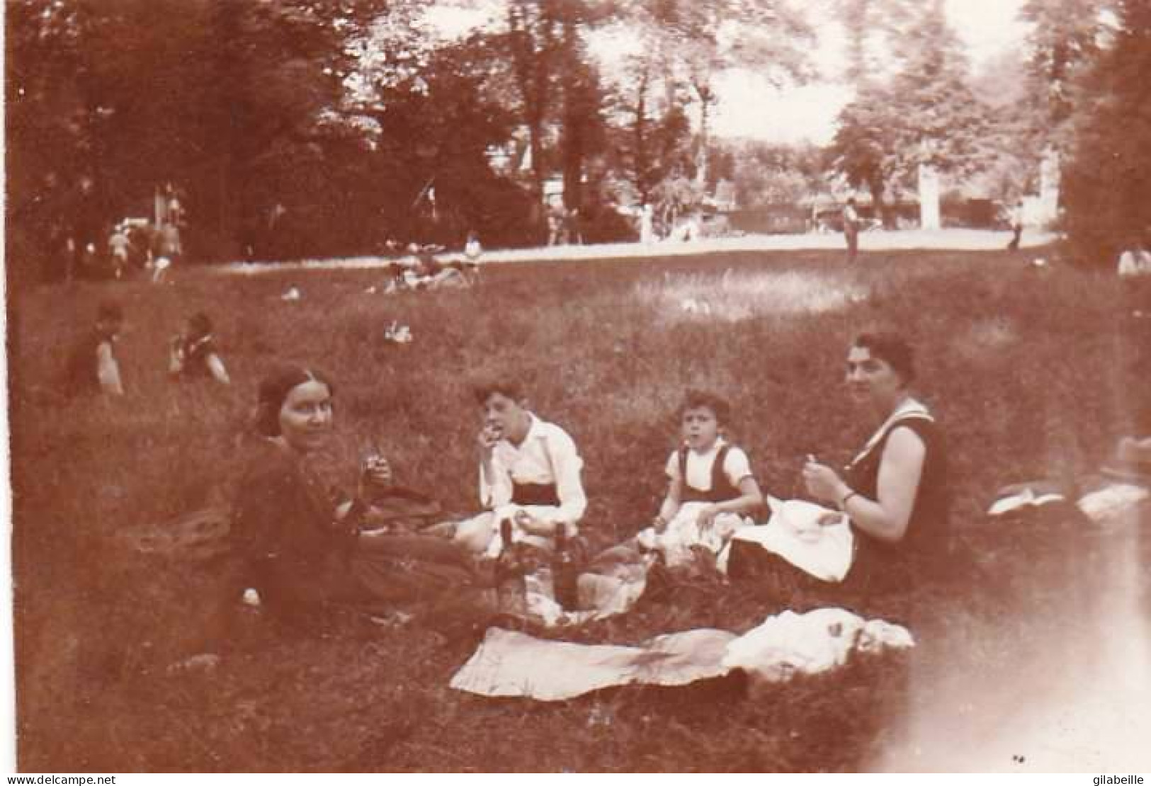 Petite Photo Originale 1933 - Pique Nique Dans Le Parc Du Chateau De VERSAILLES - Lugares