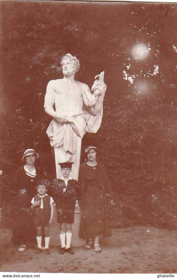 Petite Photo Originale 1933 - Pose Devant Une Statue Du Chateau De VERSAILLES - Lugares