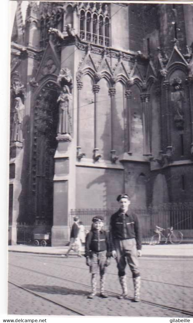 Petite Photo 1937 -  METZ -  Pose Devant La Cathedrale - Lugares