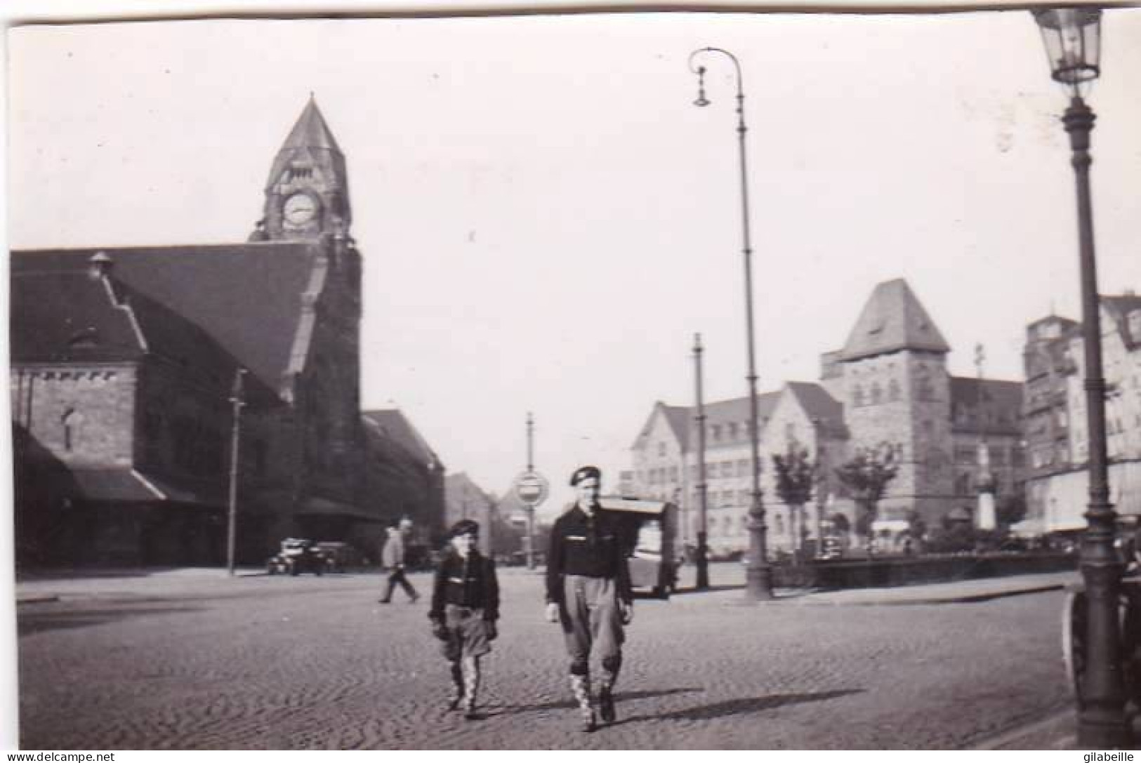 Petite Photo 1937 -  METZ -  A Gauche La Gare - A Droite La Grande Poste - Orte