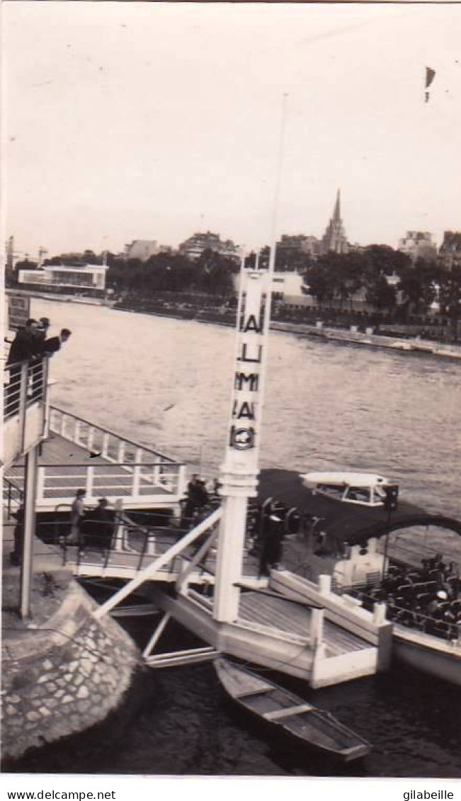 Petite Photo  - 1937 - PARIS - Exposition Internationale - Les Vedettes Au Pied De La Tour Eiffel - Lugares