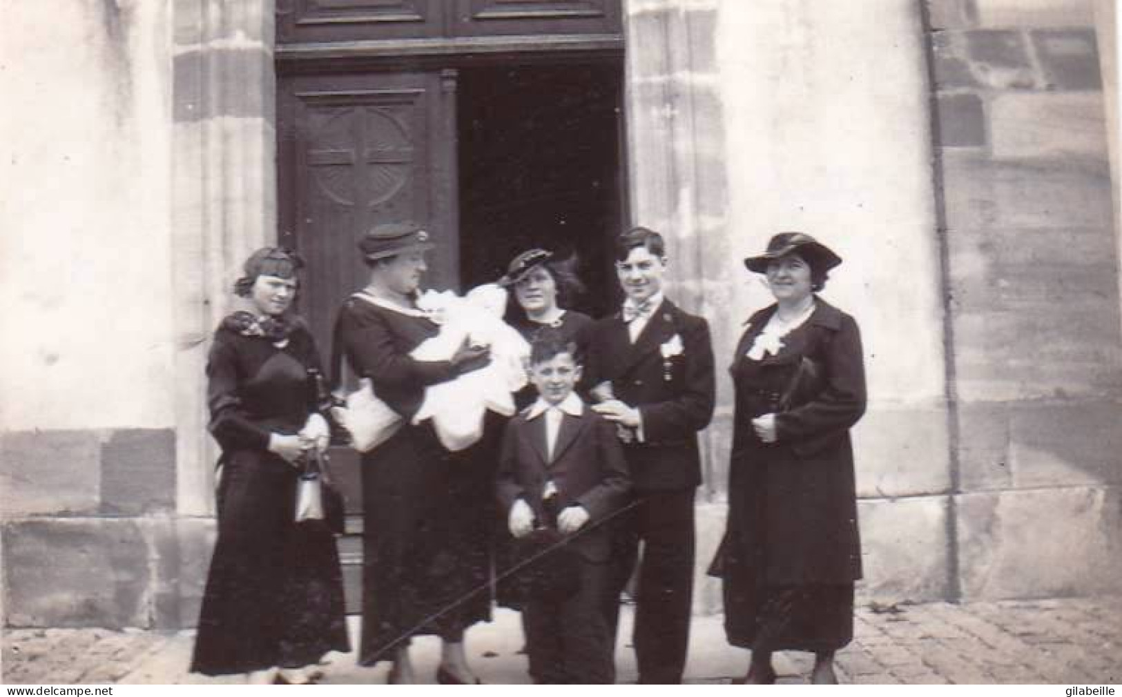 Petite Photo  -1937 - DOMEVRE Sur VEZOUZE ( Meurthe Et Moselle ) - Jour De Bapteme Sur Le Parvis De L'église - Lieux