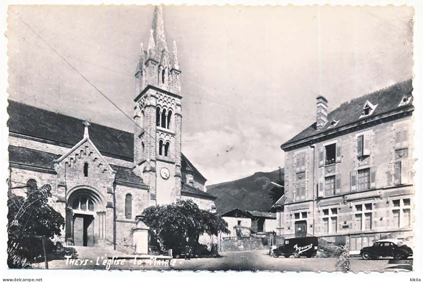 CPSM Dentelée 9 X 14 Isère THEYS L'Eglise  La Mairie  Voiture Automobile Au Toit Blanc - Theys