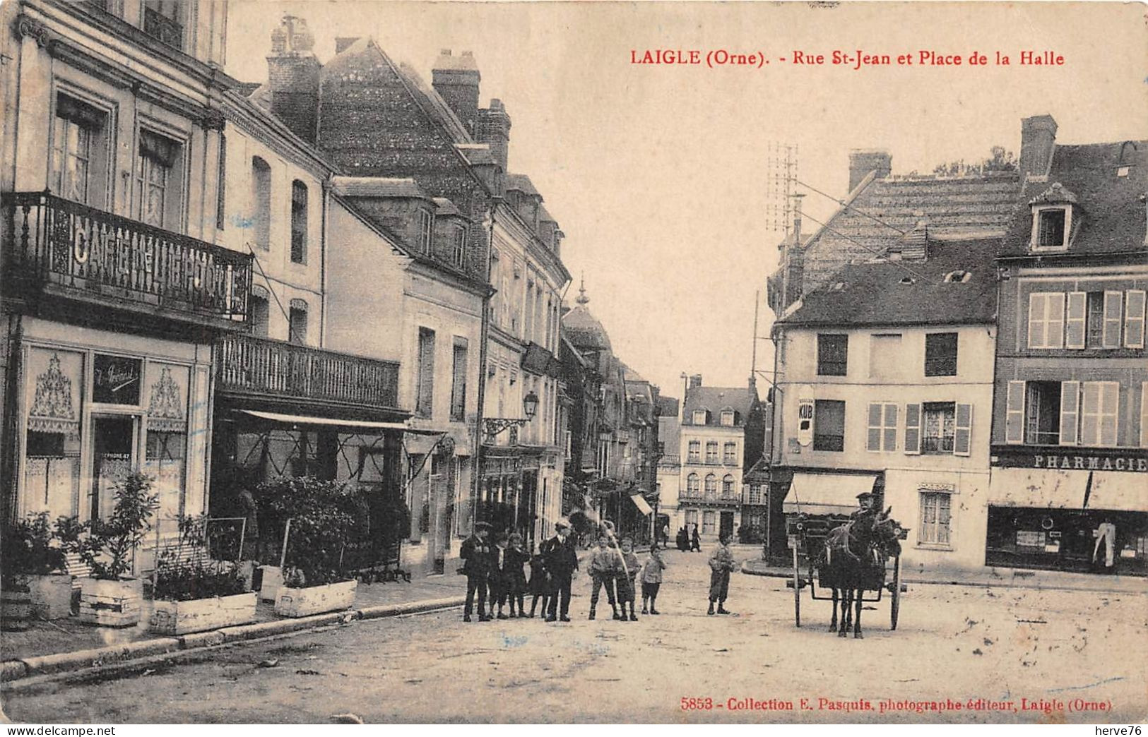 LAIGLE - L'AIGLE - Rue St Jean Et Place De La Halle - Attelage - Café De L'Epoque (carte Pas Courante) - L'Aigle