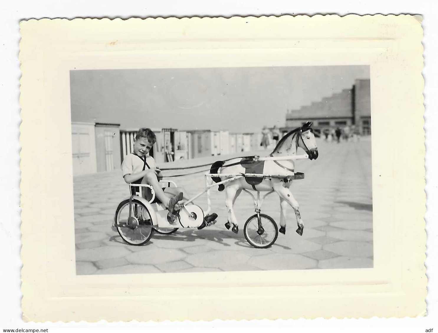 ANCIENNE PHOTO ENFANT SUR CHARIOT VOITURE ATTELAGE CHEVAL A PEDALES, BORD DE MER, Format Environ 8 Cm Sur 10,5 Cm - Fotos