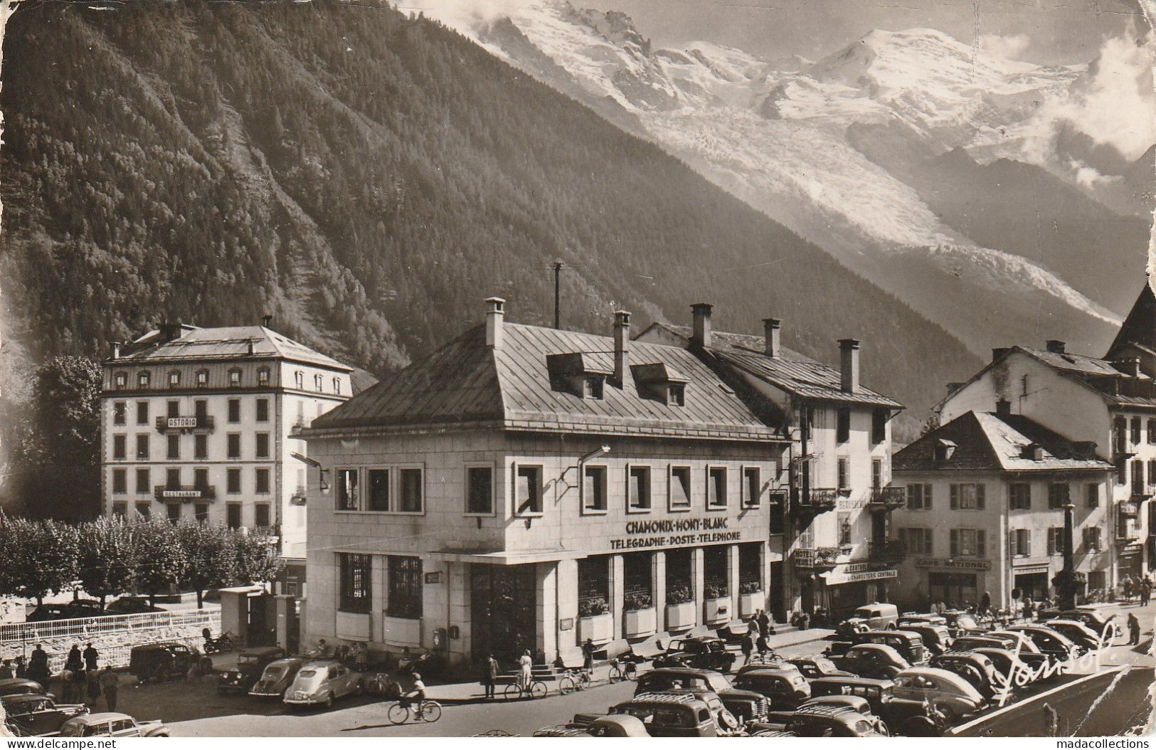 Chamonix (74 - Haute Savoie) Place De La Poste - Chamonix-Mont-Blanc