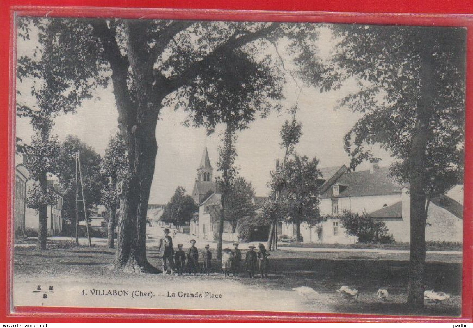 Carte Postale 18. Villabon  La Grande Place Très Beau Plan - Autres & Non Classés